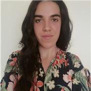 Profesora de inglés imparte clases a niños y adolescentes de todas las edades